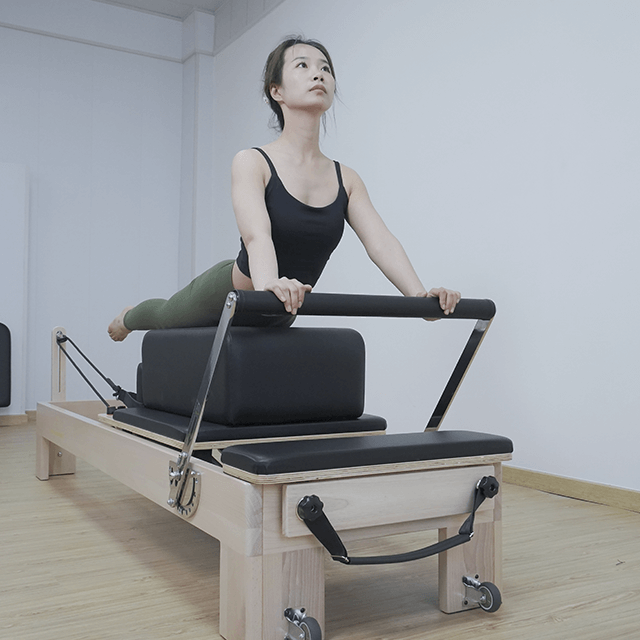 M&aacute;quina reformadora de Pilates cl&aacute;sica de madera de arce para entrenamiento de n&uacute;cleo de Yoga de buena calidad
